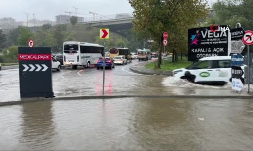 İstanbul’da etkili sağanak sonrası Bayrampaşa'da sokaklar su altında kaldı