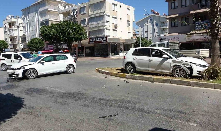 Manavgat'ta kavşak kazası: 2 yaralı hastaneye kaldırıldı