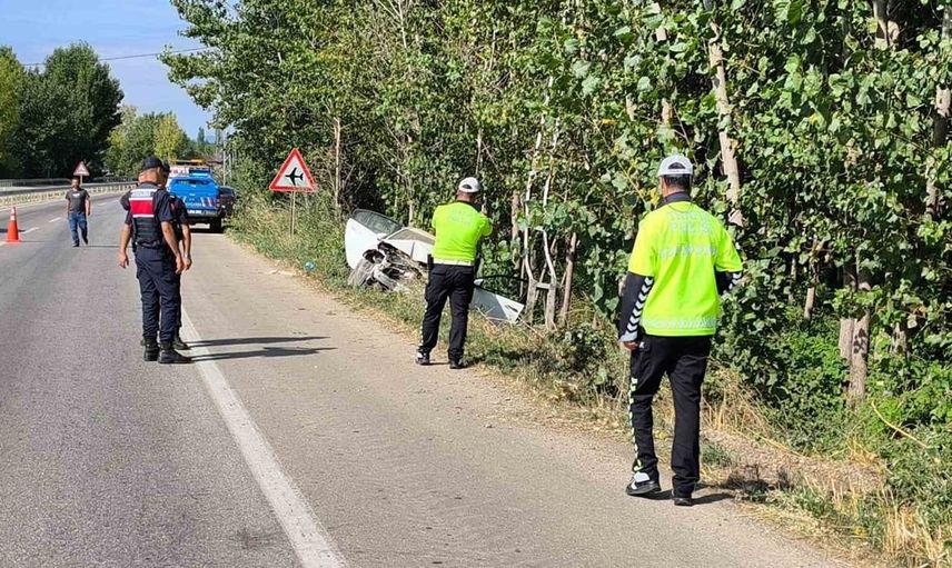 Tokat’ta kaza: Elektrik direğine çarpan otomobilde 1 ölü, 1 yaralı
