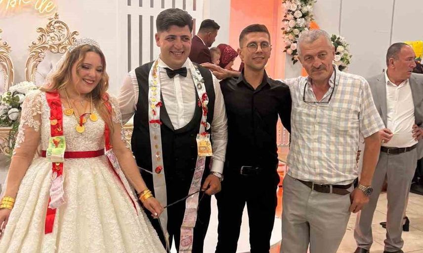 Düğünde damada Fenerbahçe forması giydirilmiş kuzuyu hediye ettiler