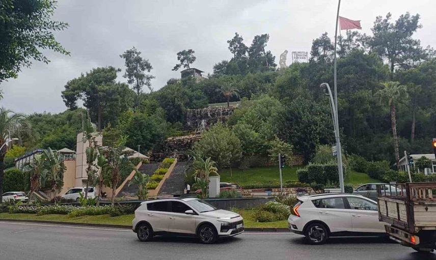 Manavgat'ta asansörde mahsur kalan çocuklar, kurtarıldı ve merdivenleri tercih ettiler