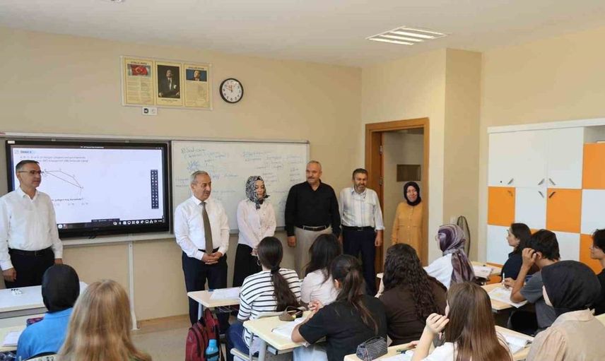 Karabük'te yaz kurslarına ilgi artıran ziyaret: Nevzat Akbaş öğrencilerle buluştu