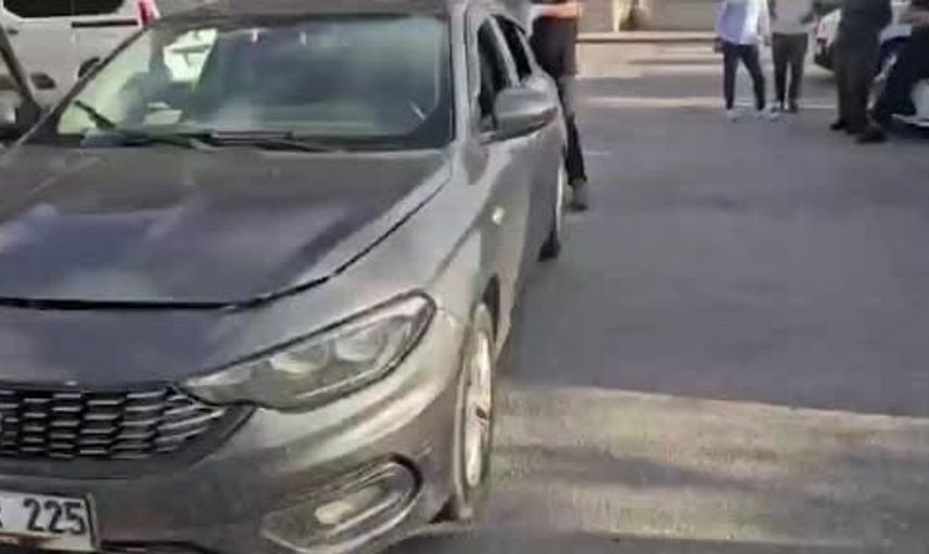 Adana'da araçlarda 2 kilo metamfetamin yakalandı, iki şüpheli gözaltında