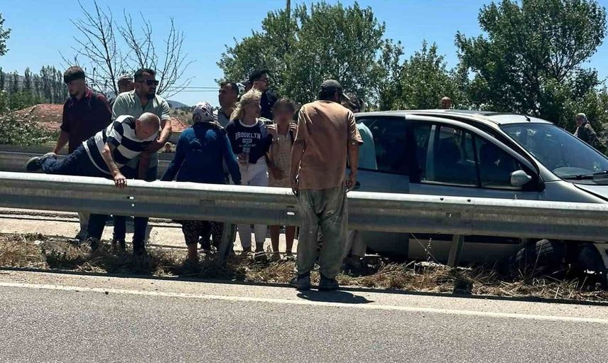 Burdur’da direksiyon hakimiyetini kaybeden otomobil refüje çıktı, 6 kişi yaralandı