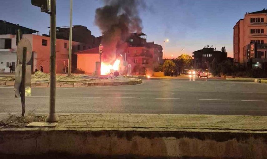 Denizli’de seyir halindeki otomobil alev aldı