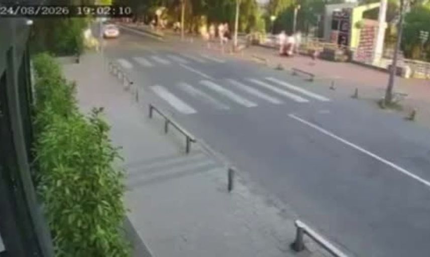 Sırbistan'da ehliyetsiz sürücü kaldırımda yürüyen aileye çarptı: 1 çocuk hayatını kaybetti