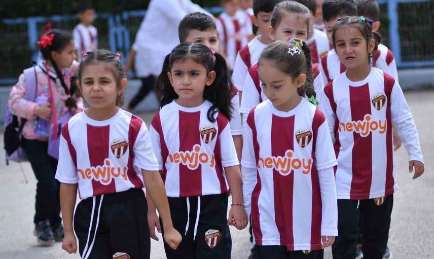 İnegölspor, 750 öğrenciye forma dağıttı: mutluluğu paylaştı