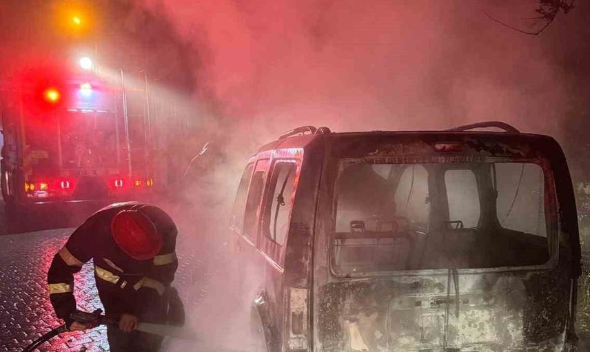 Düzce'de otomobili alevlerle sarıldı: yangın söndürüldü ama araç kullanılamaz hale geldi