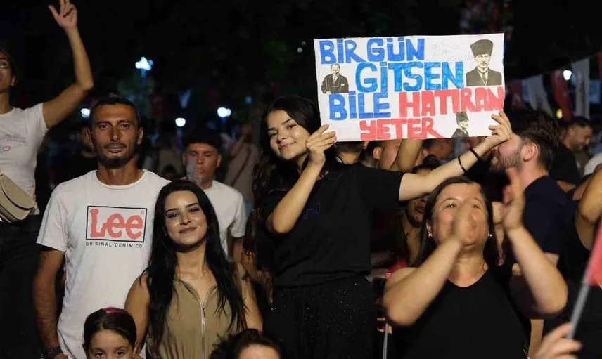 Sarıgöl'de unutulmaz bir gece: Zakkum konseri coşkusu