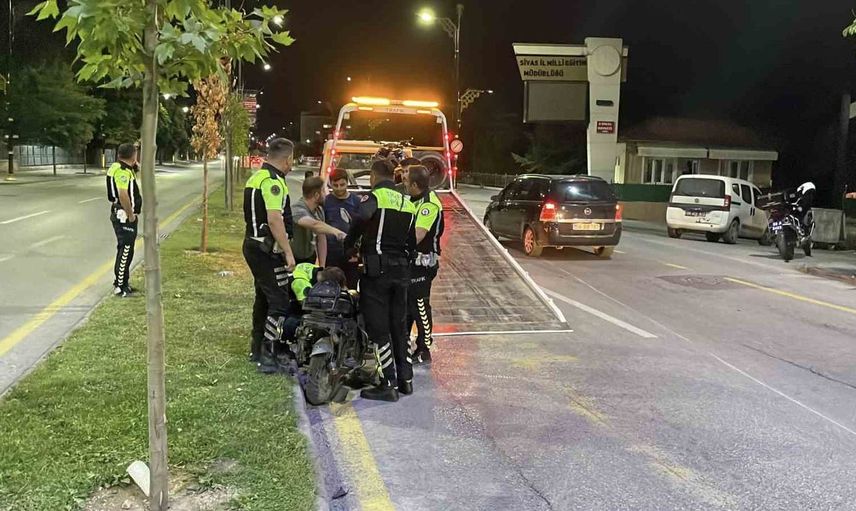 Sivas'ta motosiklet ile elektrikli bisiklet çarpıştı: 2 ağır yaralı