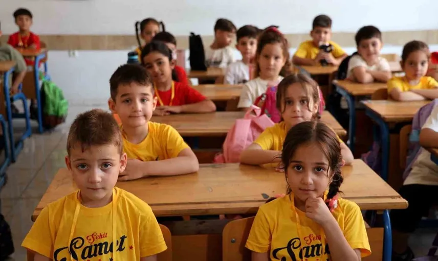 Adanalı dördüzlerin ilk okul günü mutluluğu
