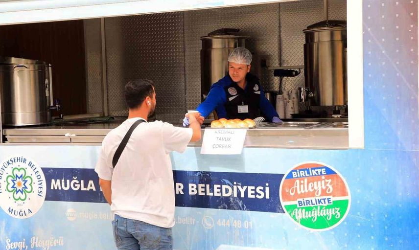 Muğla Büyükşehir, üniversite öğrencilerine sıcak çorba ikram ediyor