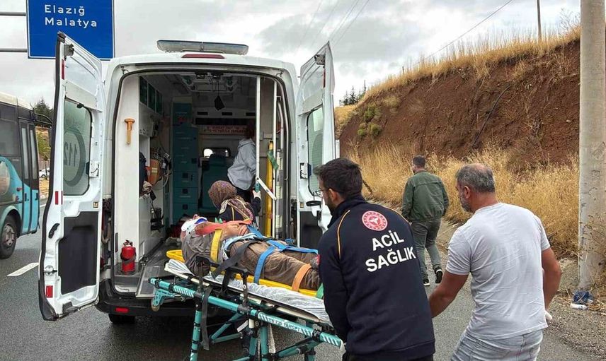 Elazığ'da kamyonun çarptığı yaşlı adam hastaneye kaldırıldı