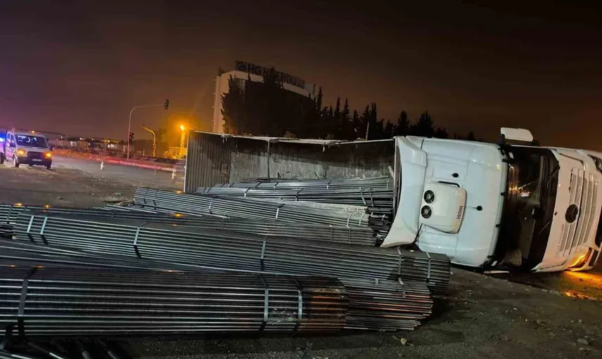 Hatay'da demir yüklü tır devrildi: Yolda geniş çaplı kaza