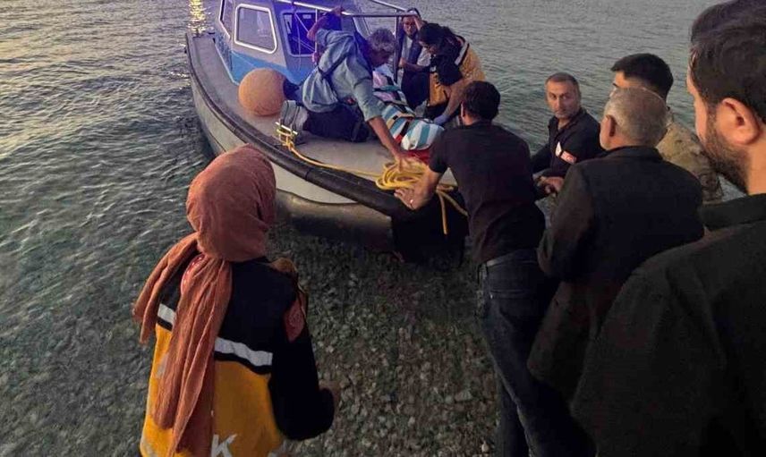 Van Gölü kıyısında mahsur kalan genç kız kurtarıldı