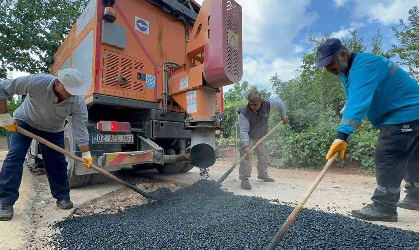 Adıyaman'da altı mahallede yol onarımları hızlandı