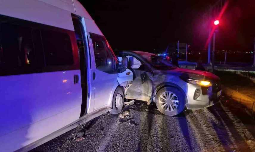 Adıyaman'da minibüs ile otomobil çarpıştı: 12 kişi yaralandı