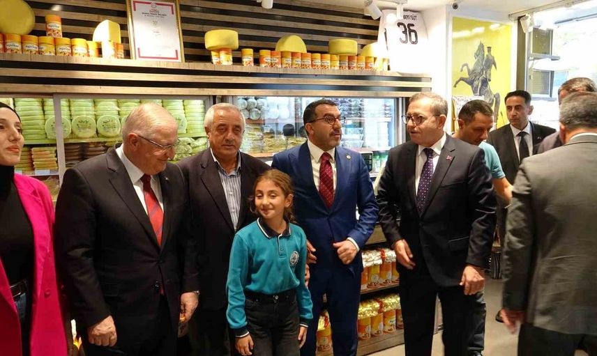 Kars esnafıyla bir araya gelen bakan güler kentteki yerel lezzetleri tanıttı