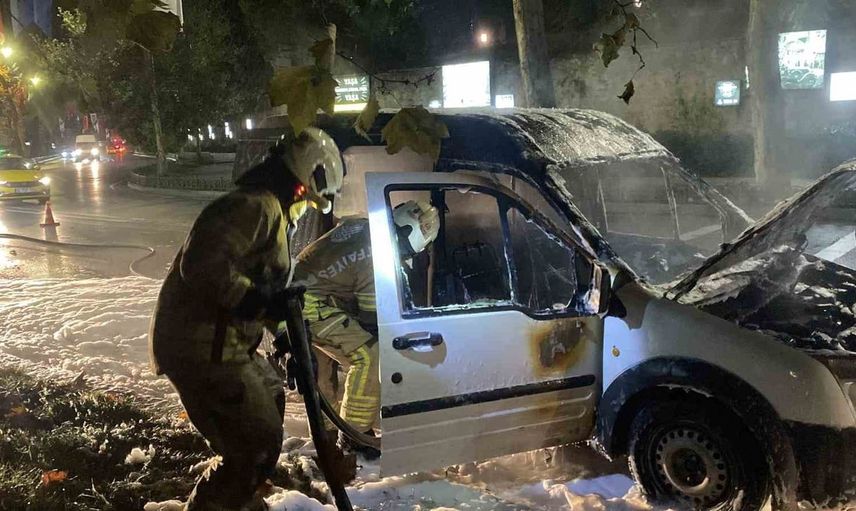 Dolmabahçe Sarayı önünde hafif ticari araçta yangın: araç kullanılamaz hale geldi