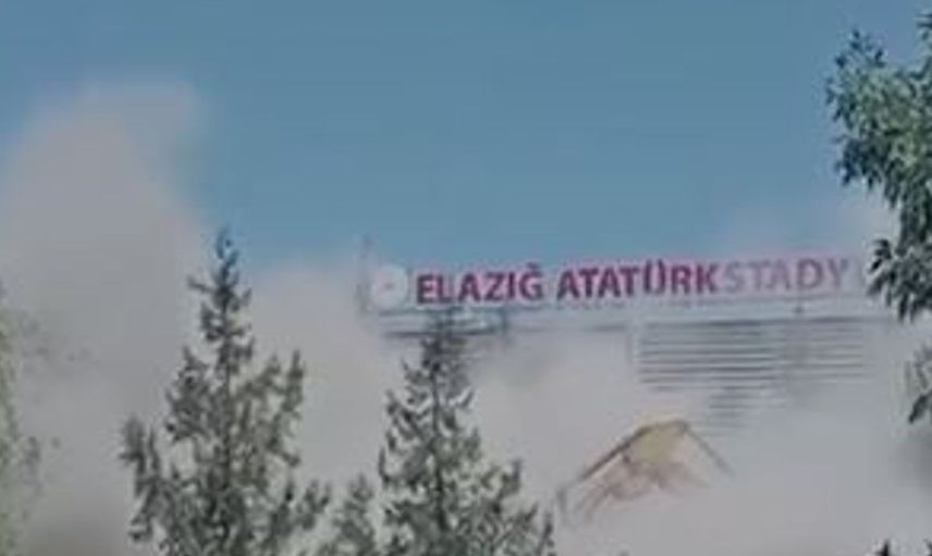 Elazığ'da bina yıkımında facianın eşiğinden dönüldü: Operatör son anda atlayarak kurtuldu