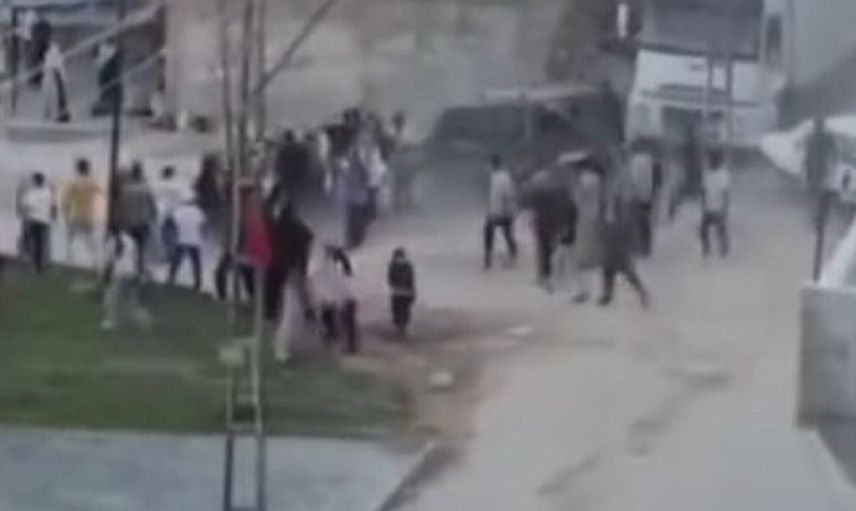 Gaziantep'te kargaşanın ortasında dehşet verici anlar: Araç kalabalığa daldı