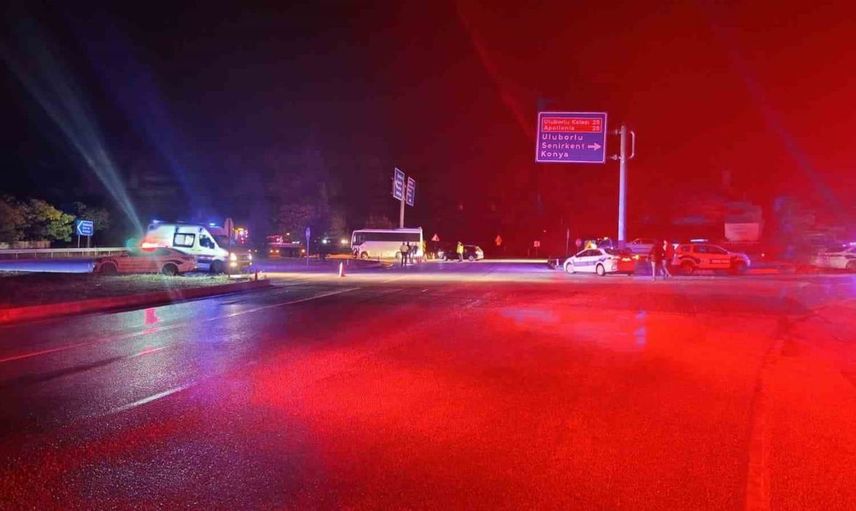 Isparta'da tarım işçilerini taşıyan midibüs tır ile çarpıştı: 17 kişi yaralandı