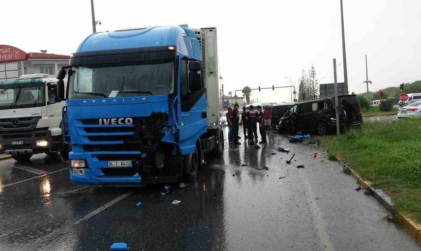 Kırmızı ışık ihlali Manavgat'ta kazaya yol açtı: Yaralıların durumu kritik