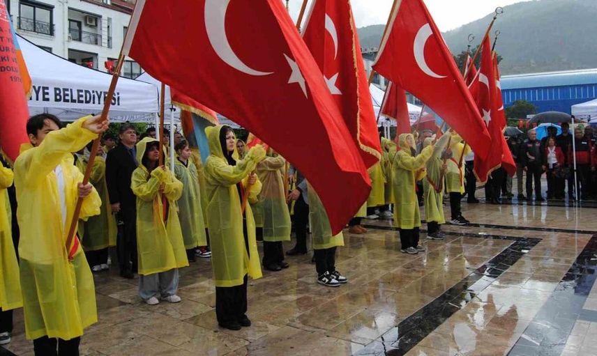 Fethiye'de Cumhuriyet Bayramı coşkusu çelenk töreniyle başladı