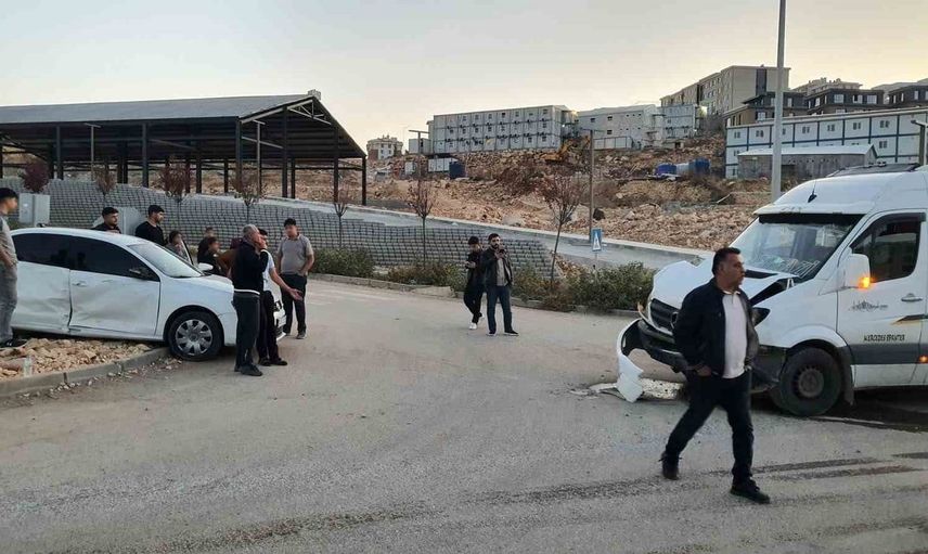 Adıyaman'da minibüs-otomobil kazası: 4 kişi yaralandı