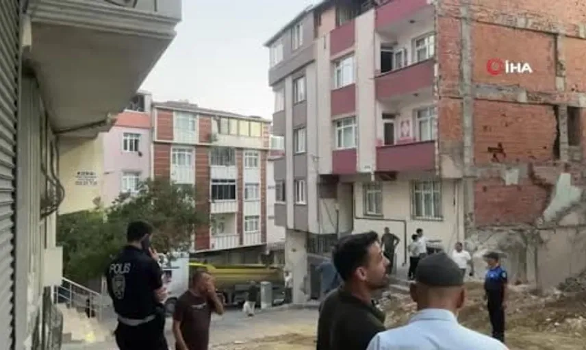 Sultangazi'de inşaat kazası: yan binada temel kayması nedeniyle tahliye