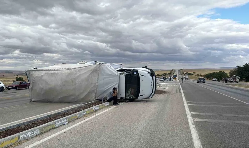 Kulu'da ev eşyası yüklü kamyonet ile minibüs çarpıştı