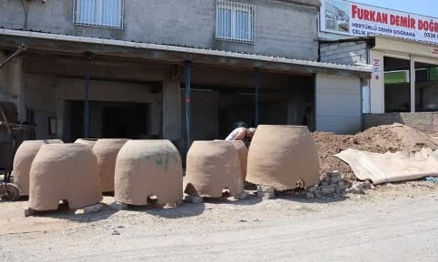 Toprak, saman ve keçi kılı ile yapılan tandırların ömrü 18 yıla kadar uzuyor
