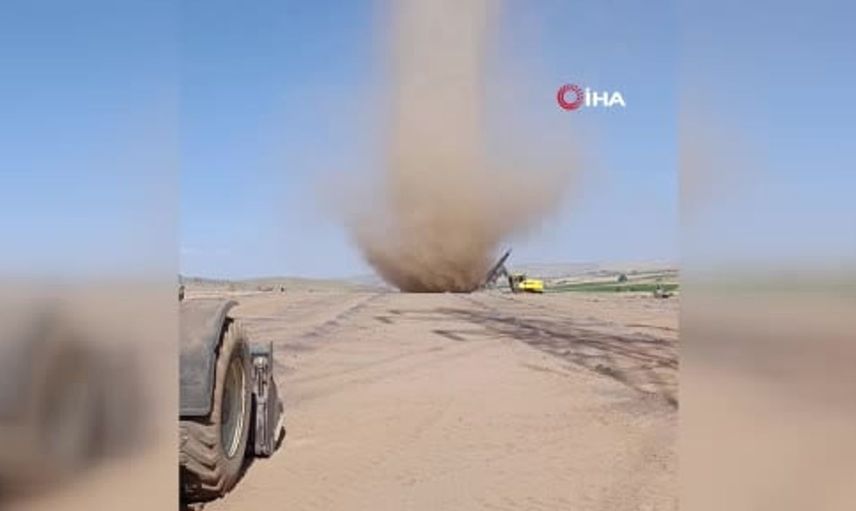 Ahlat'taki inşaat şantiyesinde dev hortum aniden oluştu