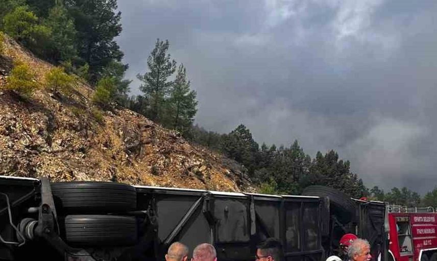 Isparta-Antalya kara yolunda yolcu otobüsü devrildi, bir kişi hayatını kaybetti