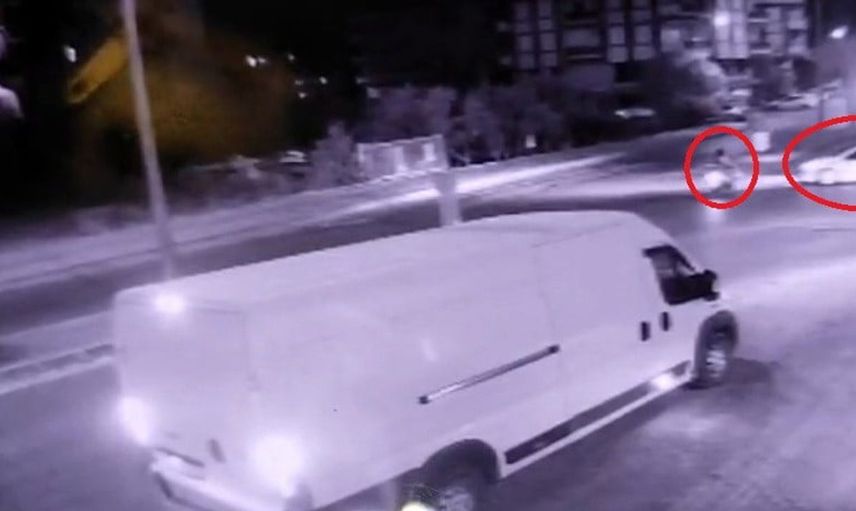 Otomobil ile motosiklet çarpıştı, kaza anı güvenlik kamerasında