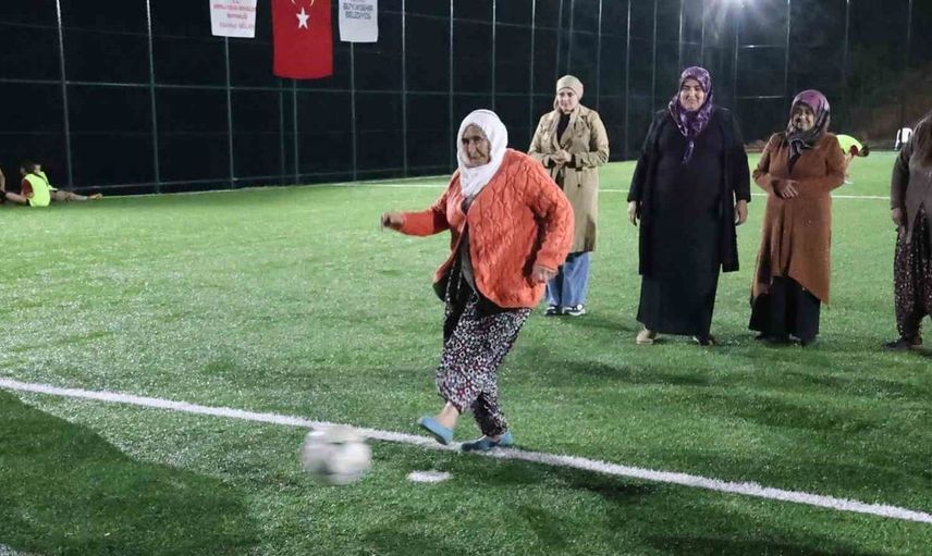 Bastonlu kadınların futbol heyecanı: Cumhuriyet Bayramı'nda dostluk maçı yapıldı