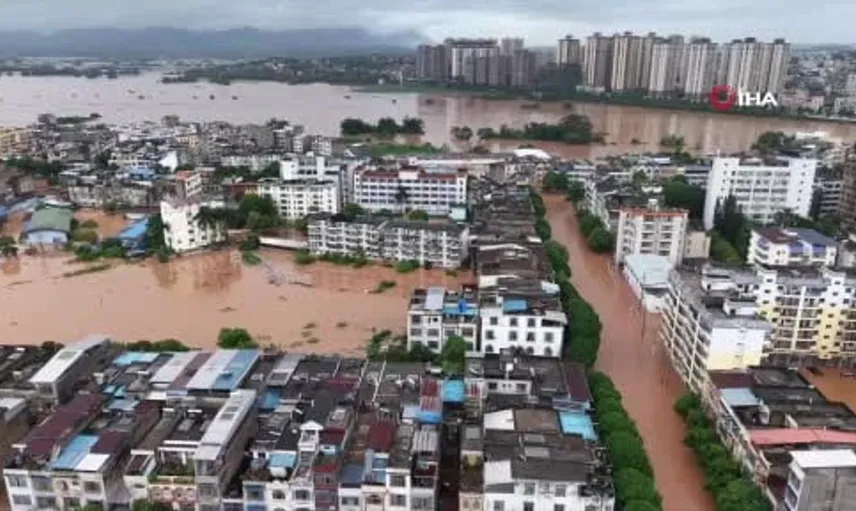 Narra tayfunu Çin ve Vietnam'ı vurdu: 54 bin kişi tahliye edildi, bir ölü