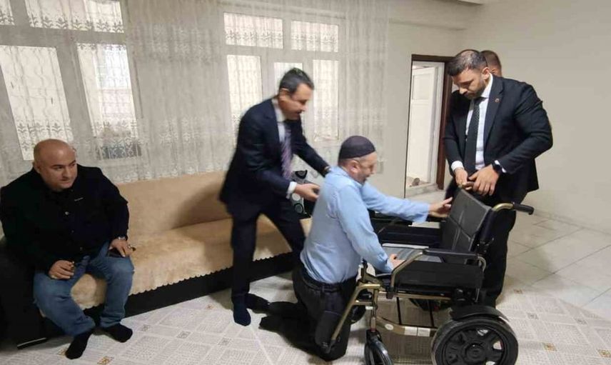 MHP Diyarbakır İl Başkanı, engelli vatandaşı sevindirdi: Akülü sandalye hediyesi