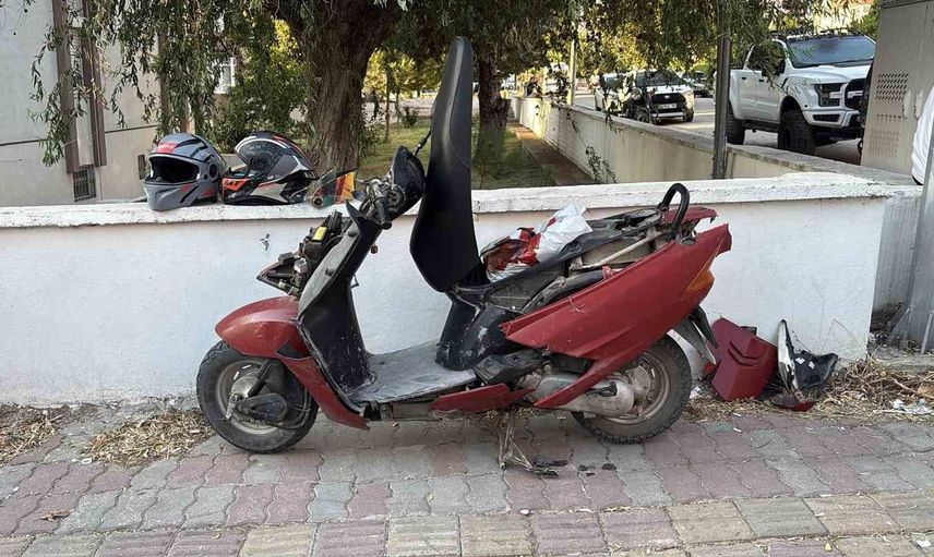 Edirne'de otomobille çarpışan motosiklet başka bir araca çarptı: 2 yaralı