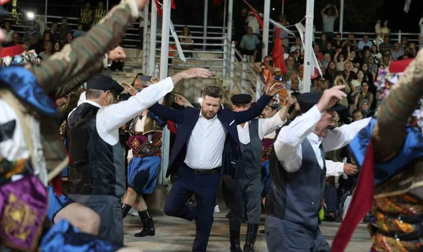 Tavas zeybek festivalinde gelenek ve yenilik buluştu