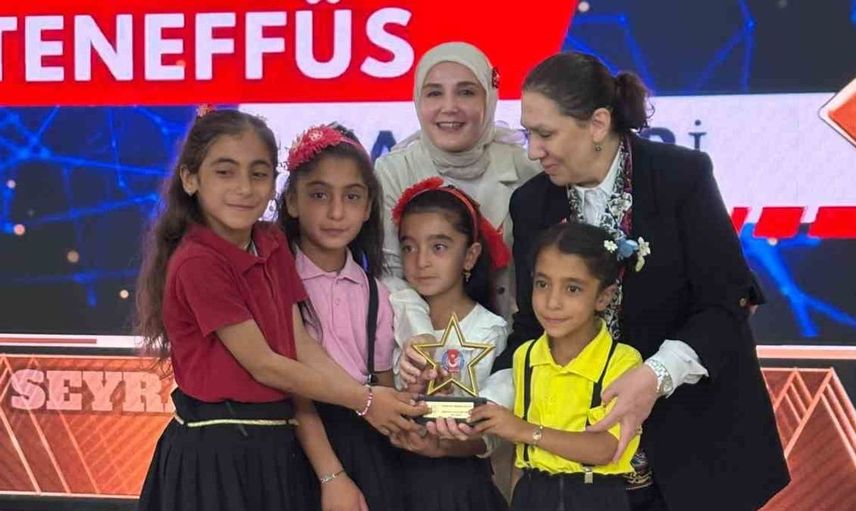 Minik gazetecilere özel ödül verildi