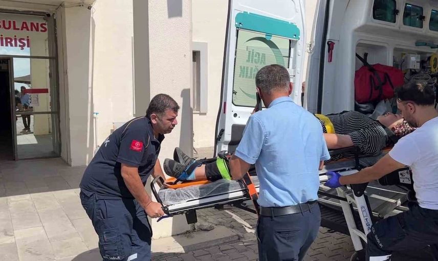 Hafriyat kamyonu ile otomobil çarpıştı, 3 kişi yaralandı