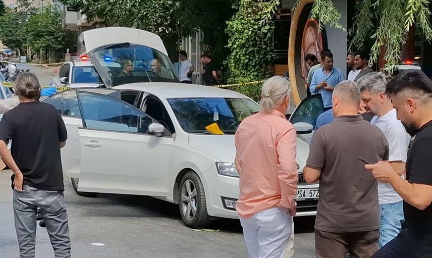 Sancaktepe'de otomobile silahlı saldırı: Bir kişi hayatını kaybetti