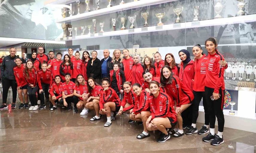 Fethi Demircan ve Didem Karagenç, A Milli Kadın Takımını ziyaret etti