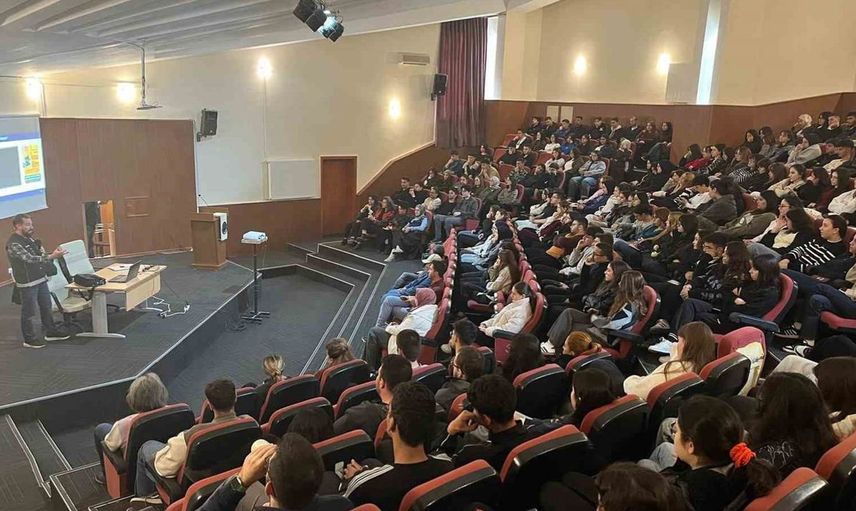 Afyonkarahisar'da üniversite öğrencilerine uyuşturucuyla mücadele eğitimi verildi