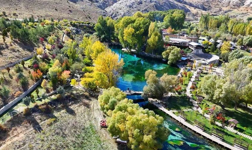 Gökpınar Gölü sonbaharda kartpostallık manzaralar sunuyor