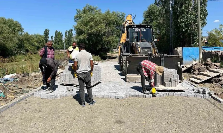 Akyaka'da köy yolları geliştiriliyor: Parke taşı döşeme çalışmaları sürüyor
