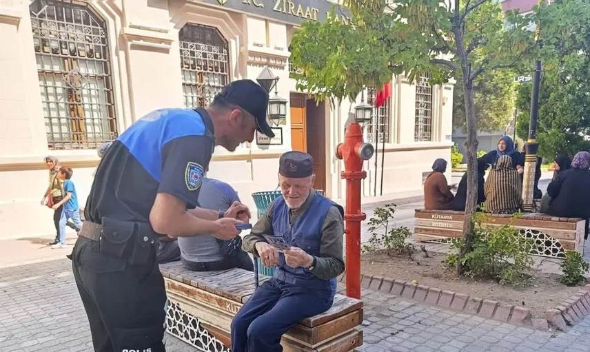 Kütahya'da polis ekipleri dolandırıcılık ve hırsızlık konusunda halkı uyardı