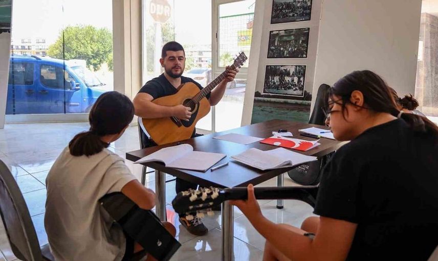 Efeler'de müzik tutkunlarına yeni fırsat: Müzik akademisi kursları başlıyor