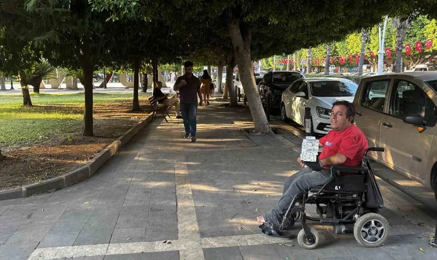 Adana halkı rüşvet cezası alan başkana tepki gösterdi